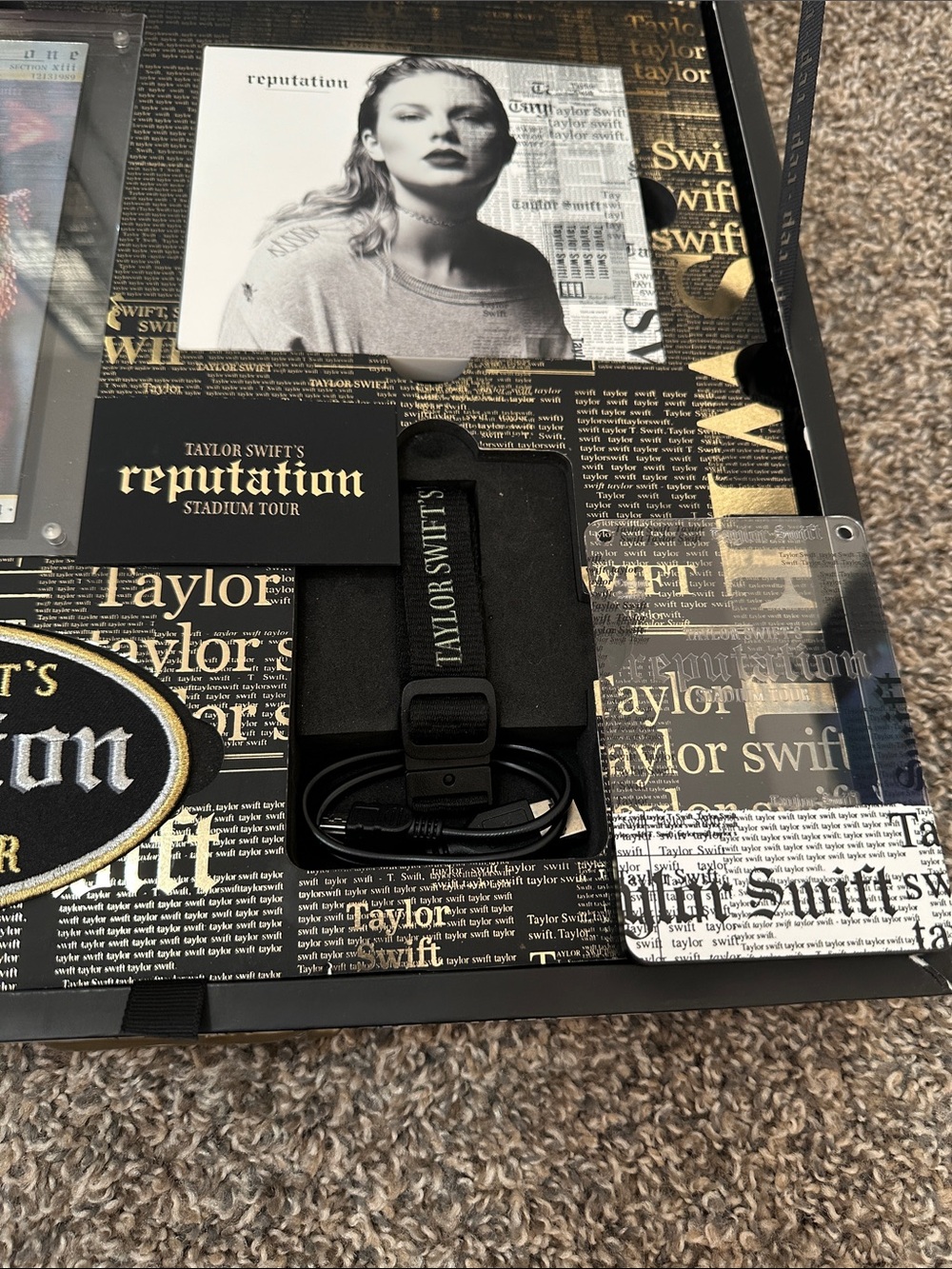 Taylor Swift Reputation VIP Stadium Tour Box - Picture 13 of 17